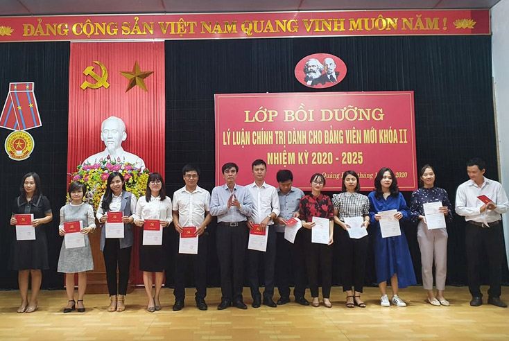 Đồng chí Nguyễn Thanh Lam, Tỉnh ủy viên, Bí thư Đảng ủy Khối các cơ quan tỉnh trao giấy chứng nhận kết quả học tập, rèn luyện loại xuất sắc cho học viên