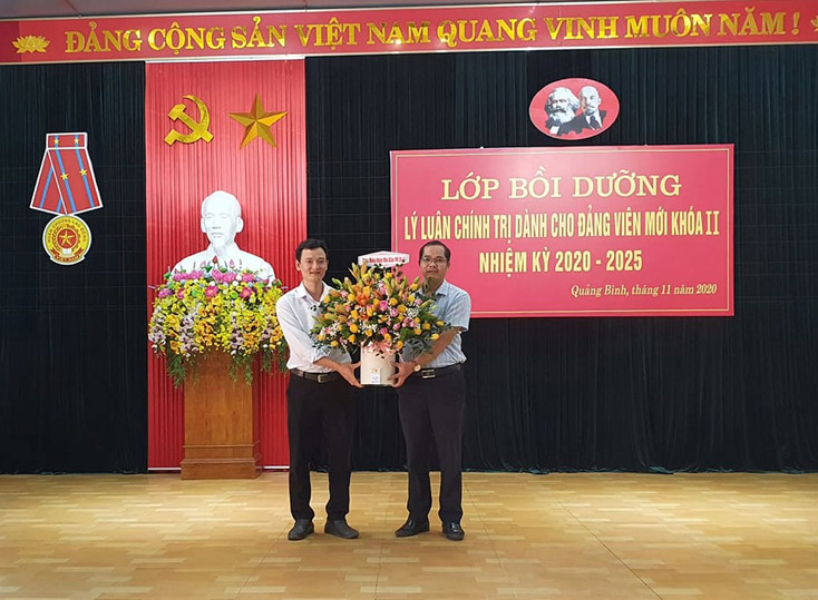 Lớp Lý luận chính trị dành cho đảng viên mới đã tặng hoa, chúc mừng đến các giảng viên tại Đảng ủy Khối các cơ quan tỉnh