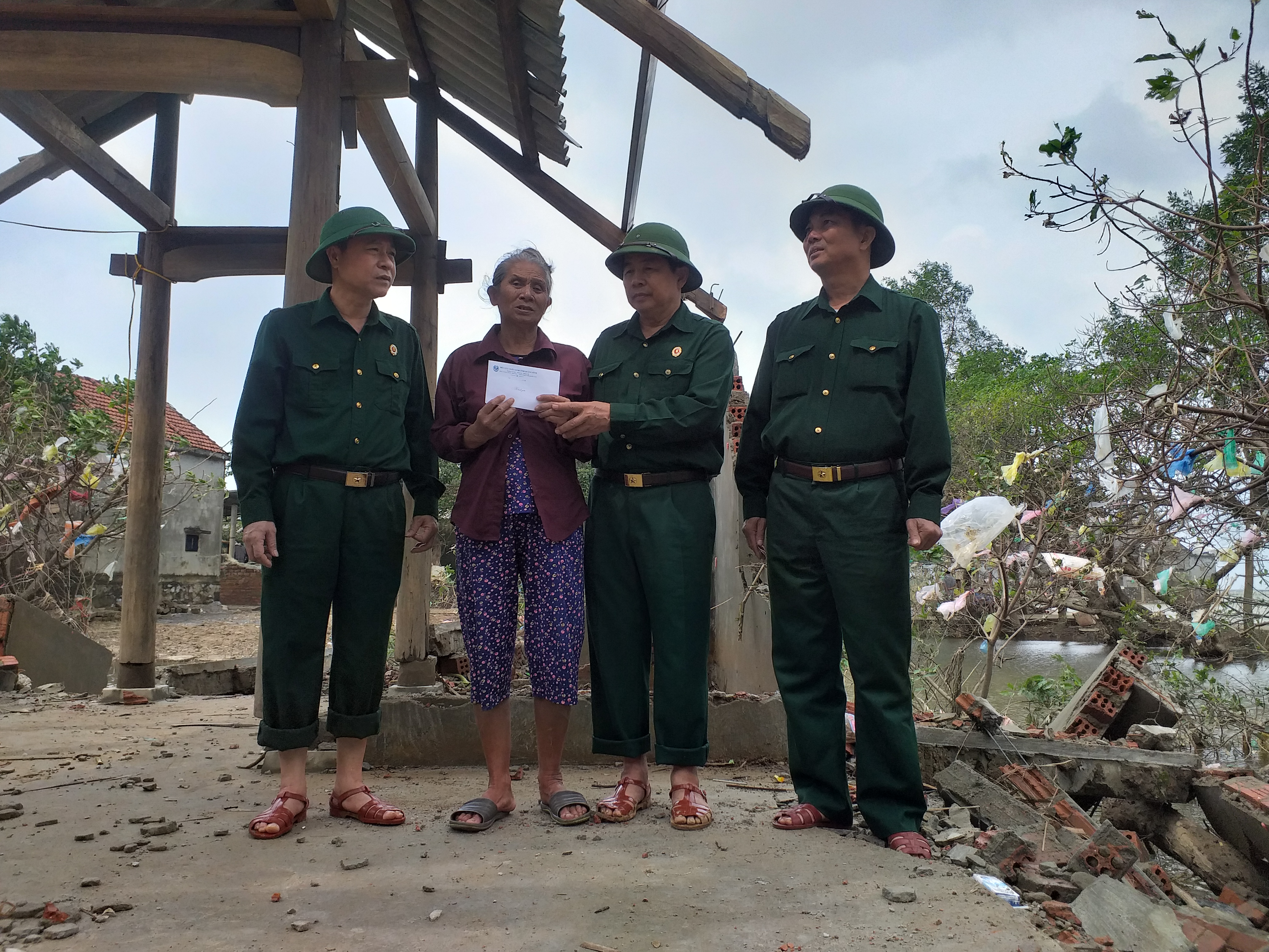   Thường trực Hội CCB tỉnh và huyện Lệ Thủy động viên, tặng quà cho gia đình CCB Lê Thị Lữu ở xã An Thủy (Lệ Thủy) bị sập nhà, trôi nhiều tài sản.