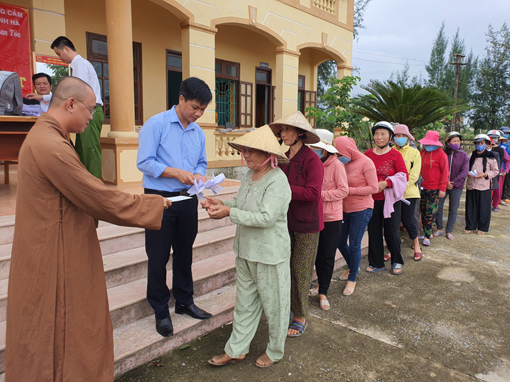 Đoàn trao quà cho bà con ở xã An Ninh.