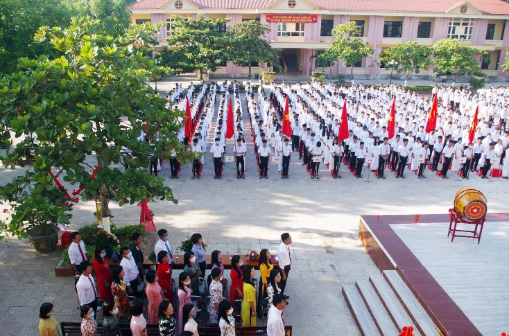 Toàn cảnh Trường THPT Ngô Quyền trong ngày khai giảng năm học mới. 