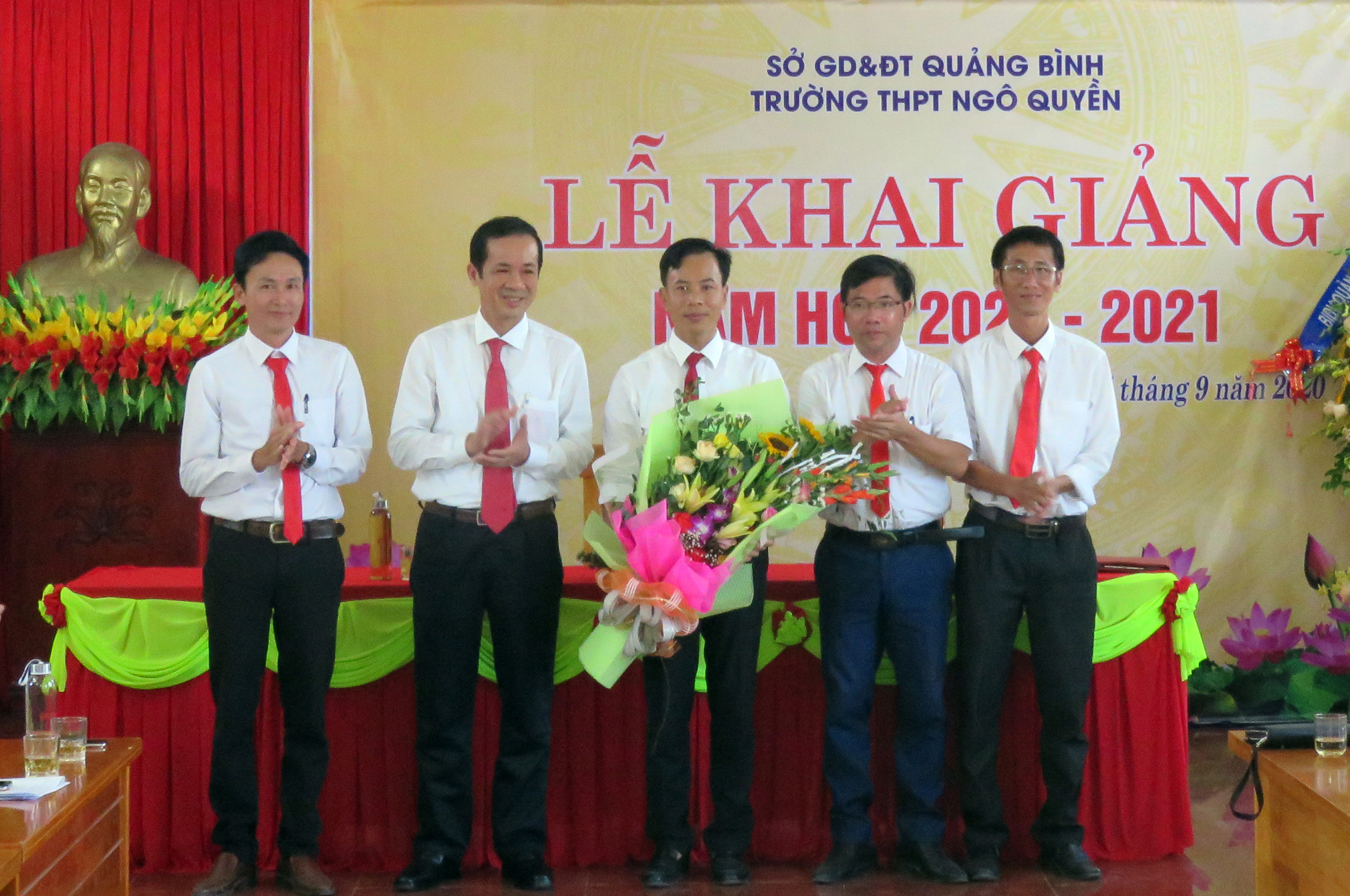 Đồng chí Chủ tịch UBND tỉnh Trần Công Thuật thăm và tặng hoa chúc mừng Trường THPT Ngô Quyền nhân dịp năm học mới 2020-2021.