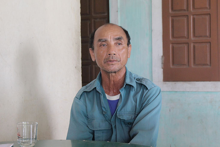 Ông Phan Ngọc Quý, Trưởng xóm 2, thôn Vân Tiền, xã Quảng Lưu bức xúc vì xã không cấp phát lúa giống kịp thời cho người dân. 
