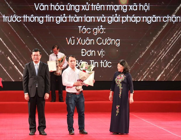  Nhà báo Vũ Xuân Cường, Báo Tin tức, nhận giải Nhì, thể loại báo điện tử. (Ảnh: Thanh Tùng/Vietnam+)