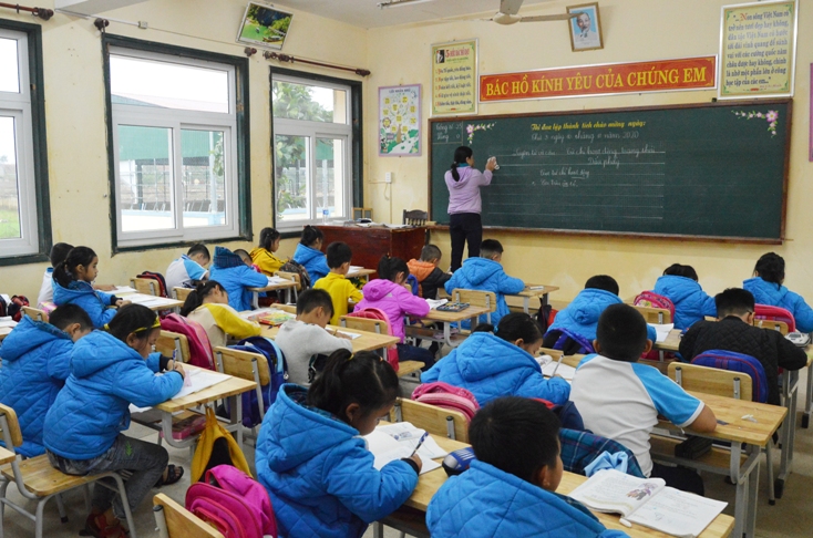 Trường tiểu học Tân Ninh nhanh chóng ổn định trường lớp, học sinh được các nhà hảo tâm hỗ trợ áo ấm đồng phục sau lũ.
