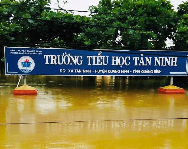    Trường tiểu học Tân Ninh ngập trong nước lũ.