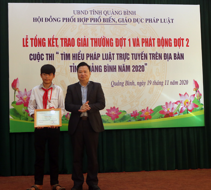 Đồng chí Nguyễn Tiến Hoàng, Phó Chủ tịch UBND tỉnh trao giải nhất cho thí sinh tham gia đợt 1 cuộc thi “Tìm hiểu pháp luật trực tuyến trên địa bàn tỉnh Quảng Bình năm 2020”.