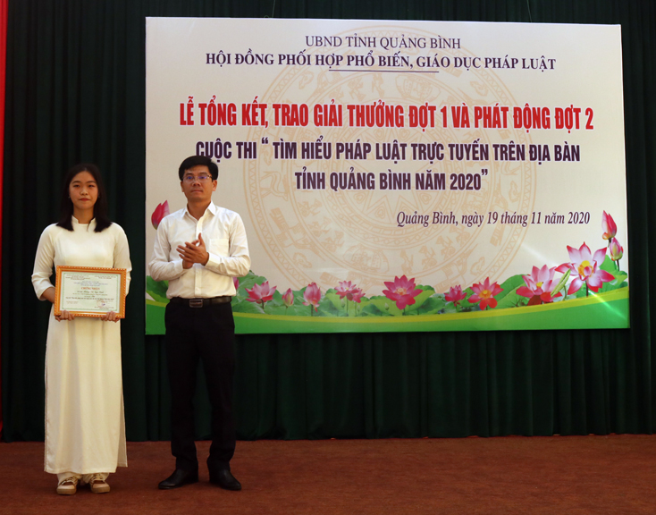  Đồng chí Trần Chí Tiến, TUV, Giám đốc Sở Tư pháp trao giải nhì cho thí sinh tham gia đợt 1 cuộc thi “Tìm hiểu pháp luật trực tuyến trên địa bàn tỉnh Quảng Bình năm 2020”.