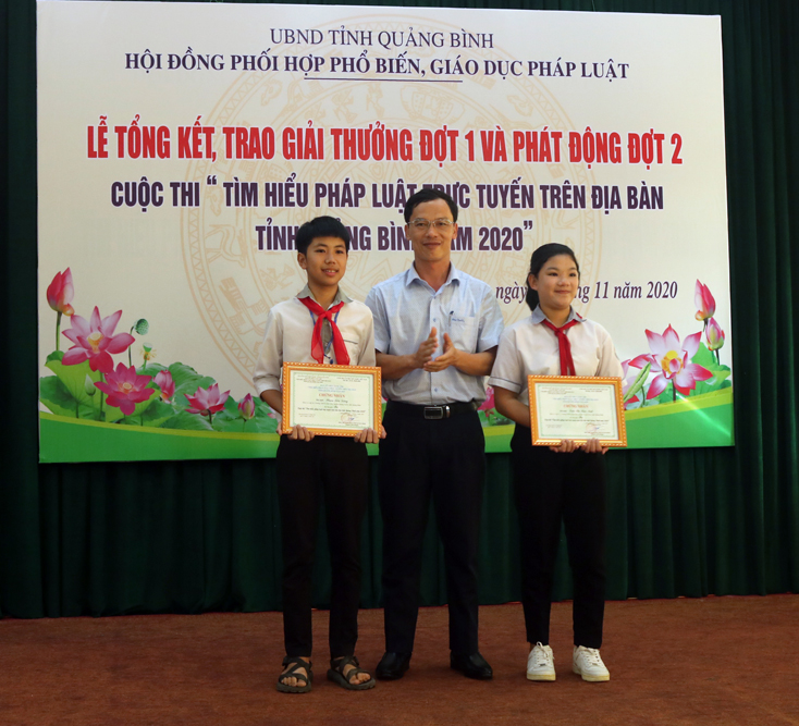 Đồng chí Trương Quang Sáng, Phó Giám đốc Sở Tư pháp trao giải ba cho thí sinh tham gia đợt 1 cuộc thi “Tìm hiểu pháp luật trực tuyến trên địa bàn tỉnh Quảng Bình năm 2020”
