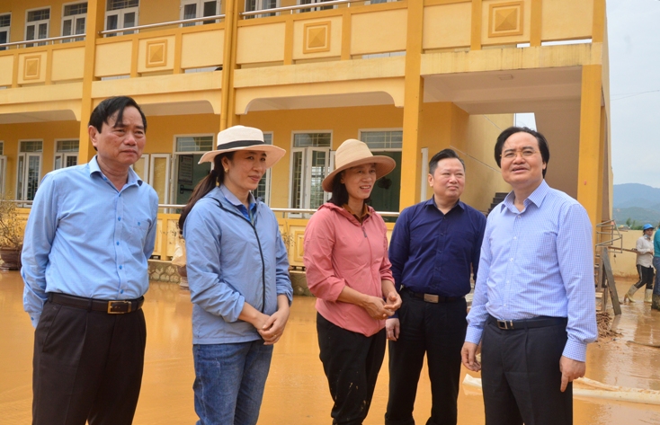  Bộ trưởng Bộ GD-ĐT Phùng Xuân Nhạ kiểm tra công tác khắc phục hậu quả lũ lụt lịch sử tại Trường tiểu học Hàm Ninh, huyện Quảng Ninh.