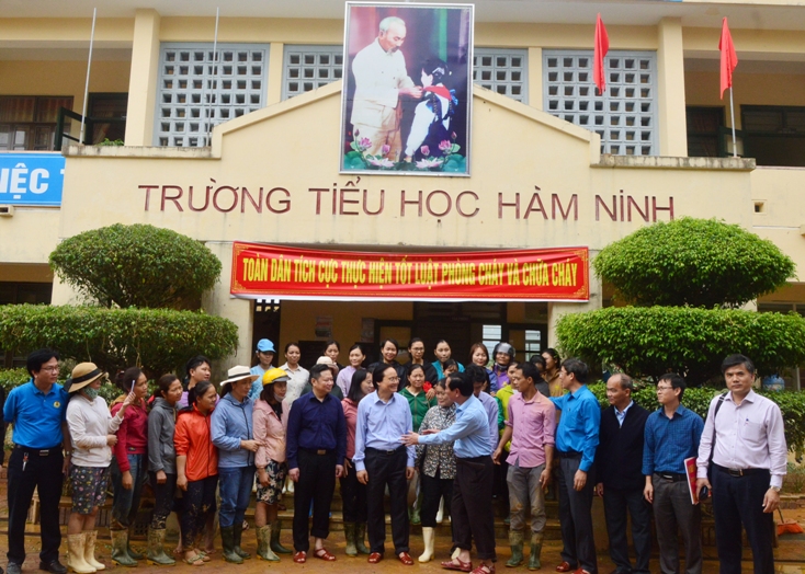 Bộ trưởng Bộ GD-ĐT Phùng Xuân Nhạ thăm hỏi, động viên giáo viên vùng lũ huyện Quảng Ninh.