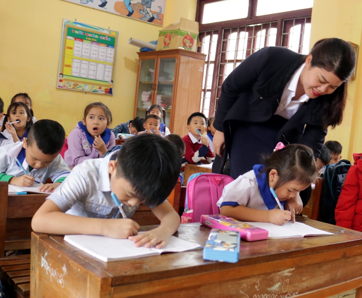   Cô giáo Trần Thị Hòa hướng dẫn học sinh trong 1 tiết học.
