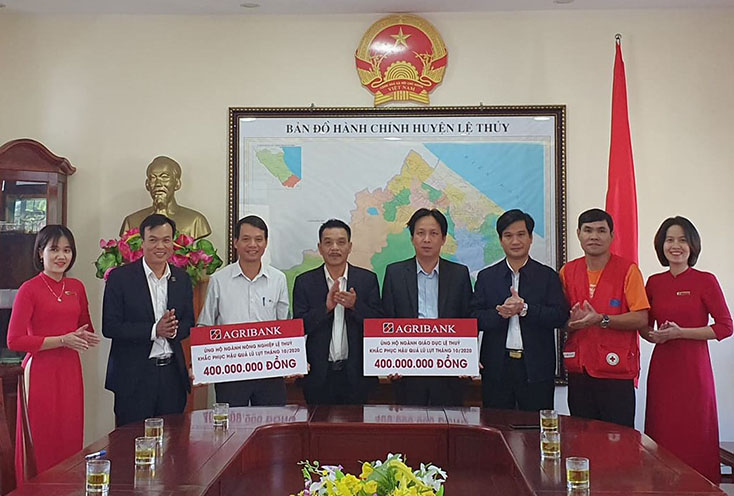  Lãnh đạo Agribank Quảng Bình trao số tiền 800 triệu đồng giúp huyện Lệ Thủy khắc phục hậu quả lũ lụt. 