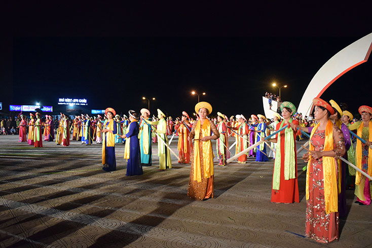Việc bảo vệ, giữ gìn các lễ hội văn hóa truyền thống tốt đẹp của dân tộc góp phần thực hiện phong trào TDĐKXDĐSVH