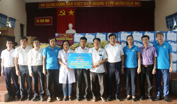 Công đoàn Y tế Việt Nam trao hỗ trợ cho UBND xã Hàm Ninh.