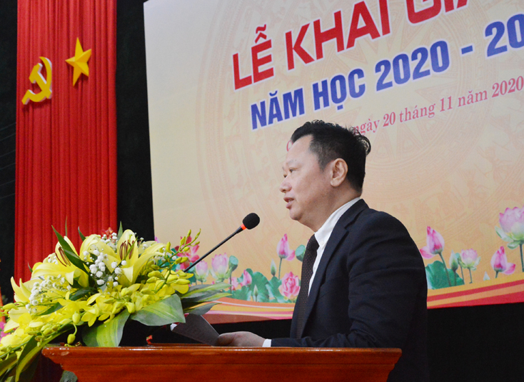 Đồng chí Phó Chủ tịch UBND tỉnh Nguyễn Tiến Hoàng phát biểu tại buổi lễ.