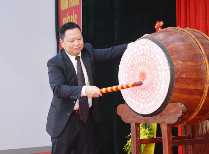 Đồng chí Phó Chủ tịch UBND tỉnh Nguyễn Tiến Hoàng đánh trống khai giảng năm học mới Trường cao đẳng kỹ thuật Công - Nông nghiệp tỉnh.