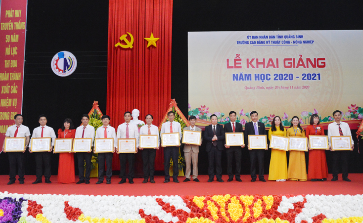 Đồng chí Phó Chủ tịch UBND tỉnh Nguyễn Tiến Hoàng trao tặng bằng khen, danh hiệu thi đua của Chủ tịch UBND tỉnh cho các tập, thể cá nhân có thành tích xuất sắc.