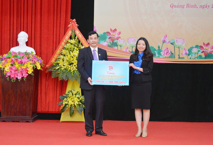 Lãnh đạo Trường cao đẳng kỹ thuật Công-Nông nghiệp Quảng Bình tiếp nhận kinh phí hỗ trợ quỹ học bổng học sinh nghèo hiếu học do các tổ chức, doanh nghiệp trao tặng.