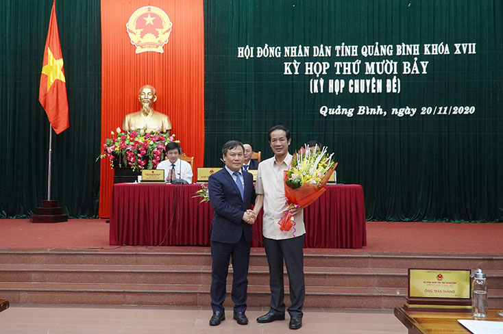 Đồng chí Bí thư Tỉnh ủy Vũ Đại Thắng tặng hoa đồng chí Trần Công Thuật, nguyên Chủ tịch UBND tỉnh nhiệm kỳ 2016-2021 