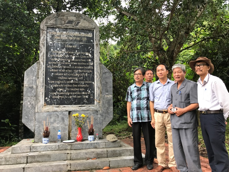 Đoàn khảo sát di tích đường Hồ Chí Minh (nhánh tây Trường Sơn) của Hội DSVHVN tỉnh và huyện Quảng Ninh.