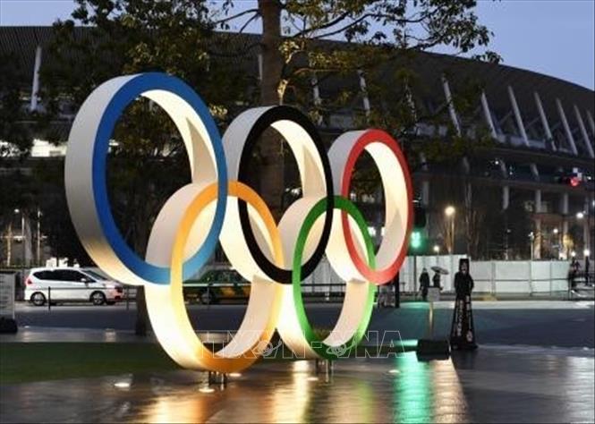  Vòng tròn Olympic được trưng bày tại sân vận động Quốc gia Tokyo, Nhật Bản. Ảnh: Kyodo/TTXVN
