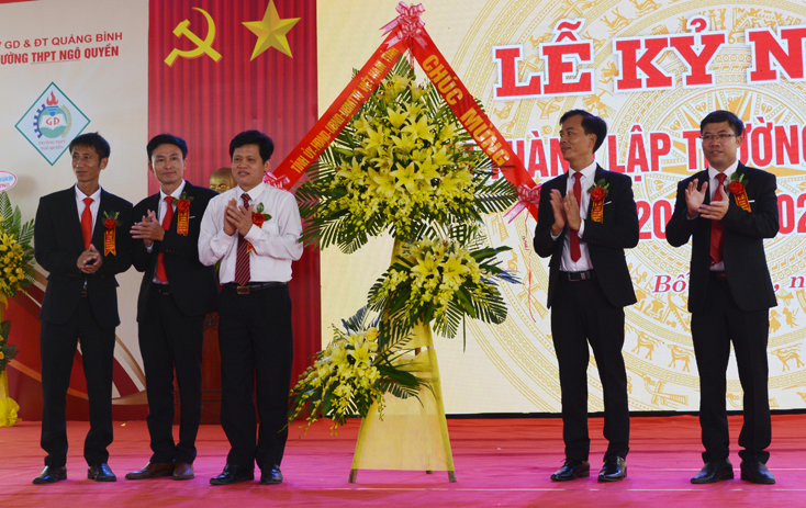 Đồng chí Lê Văn Bảo, Ủy viên Ban Thường vụ, Trưởng ban Dân vận Tỉnh ủy tặng hoa chúc mừng thầy và trò Trường THPT Ngô Quyền.