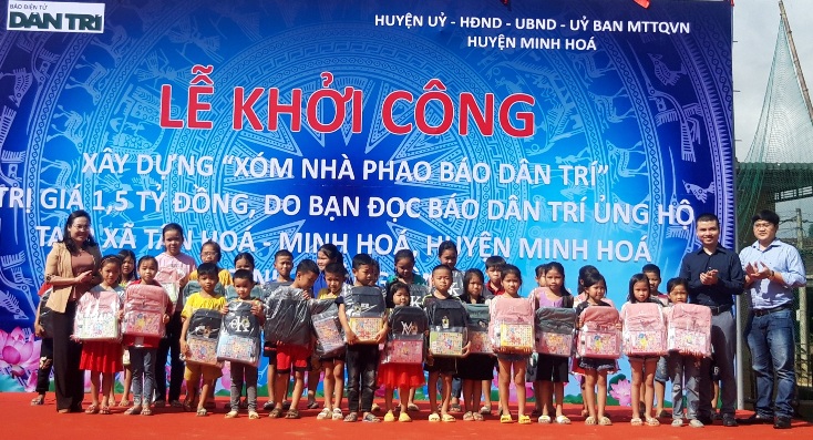 Trao quà cho các em học sinh nghèo vượt khó học giỏi tại xã Minh Hóa