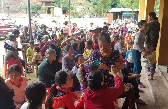 Rất đông người dân xã Trường Sơn đến đăng ký khám bệnh.