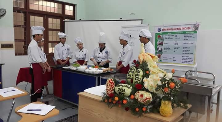   Các giảng viên tham gia phần thi kỹ thuật chế biến món ăn được chuẩn bị chu đáo, công phu.