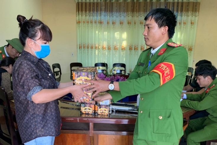 Chị Lê Thị Q, trú tại xã Hải Phú, huyện Bố Trạch có người thân đang chấp hành án tại Trại tạm giam đã tự nguyện giao nộp 8 hộp pháo.
