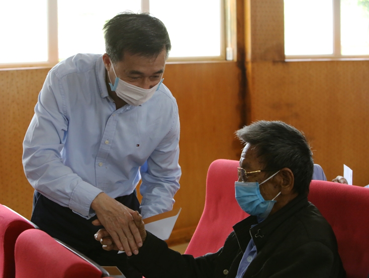 Thứ trưởng Bộ y tế Trần Văn Thuấn tặng quà và thăm hỏi bệnh nhân
