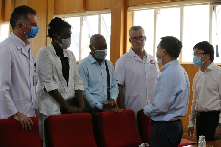 Thứ trưởng Bộ y tế Trần Văn Thuấn cảm ơn đội ngũ chuyên gia Cu ba đang làm nhiệm vụ tại BV Hữu nghị - Việt Nam Cuba