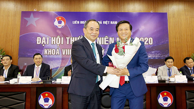  Tân Phó Chủ tịch phụ trách tài chính và vận động tài trợ Lê Văn Thành (phải) là nhà tài trợ quen thuộc của bóng đá Việt Nam. Ảnh: VFF