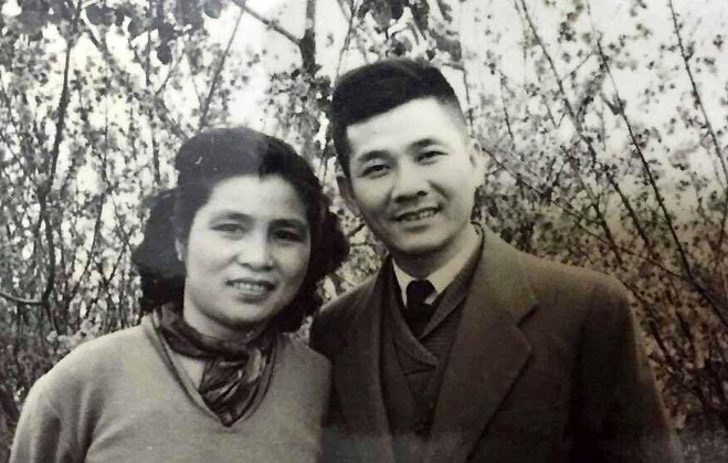Nhà thơ Nguyễn Xuân Sanh và vợ, nhà văn Cẩm Thạch.