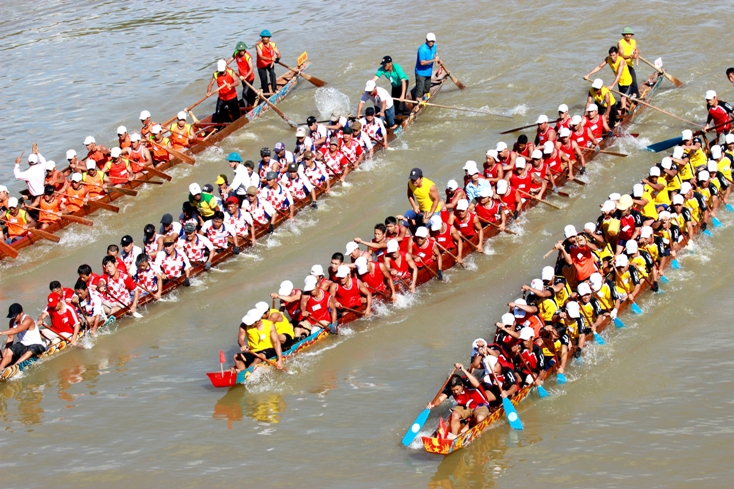 Lễ hội Đua, bơi thuyền trên sông Kiến Giang (huyện Lệ Thủy) được công nhận là Di sản văn hóa. Ảnh: Tiến Hành