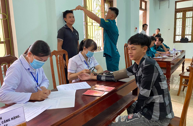 Hội đồng nghĩa vụ quân sự xã Cam Thủy đang tổ chức khám sơ tuyền cho công dân trong độ tuổi nhập ngũ