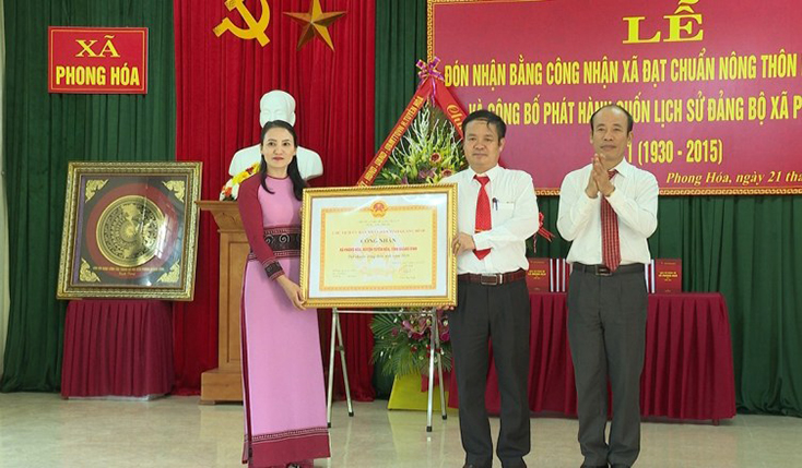 Xã Phong Hoá đón bằng công nhận xã nông thôn mới 