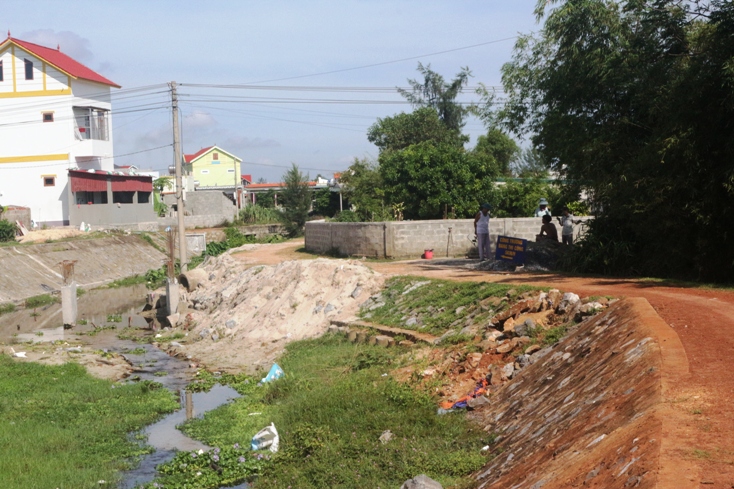 Công trình kè chống sạt lở Khe Cát, xã Hải Ninh còn dang dở do thiếu vốn đầu tư.