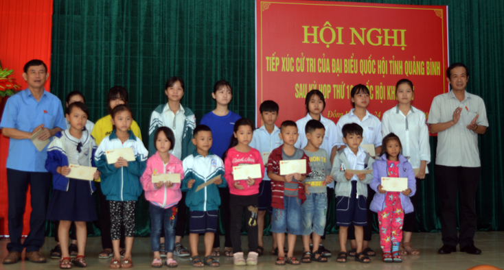  Các đồng chí: Trần Công Thuật, Nguyễn Ngọc Phương trao quà cho các học sinh có hoàn cảnh khó khăn.
