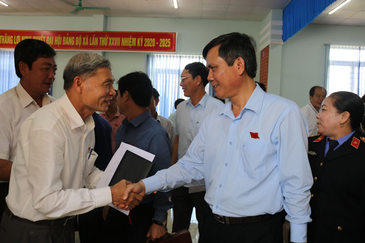 Đồng chí Trần Thắng, Phó Bí thư Tỉnh ủy trao đổi với cử tri vùng Nam, thị xã Ba Đồn