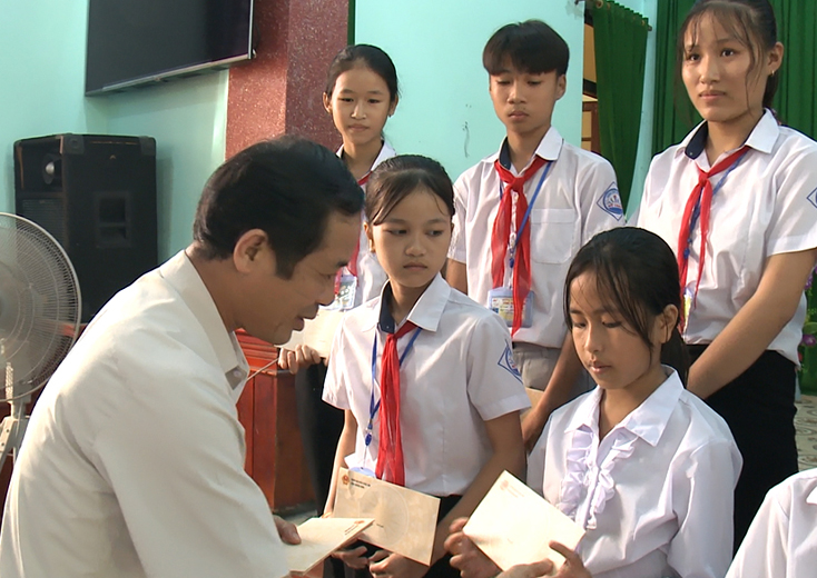 Đồng chí Trần Công Thuật trao quà hỗ trợ cho các em học sinh trên địa bàn huyện Bố Trạch.