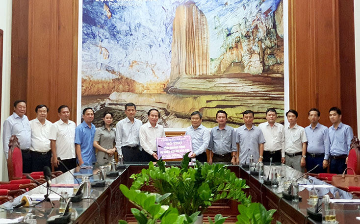 Đồng chí Lê Tiến Châu, Bí thư Tỉnh ủy Hậu Giang và đoàn công tác trao 500 triệu đồng hỗ trợ tỉnh Quảng Bình khắc phục hậu quả thiên tai.