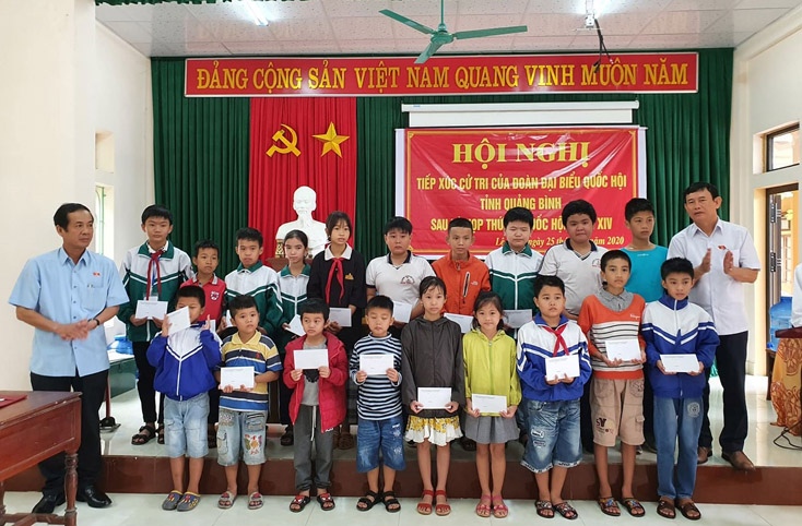 Đoàn ĐBQH tỉnh trao quà cho các em học sinh có hoàn cảnh khó khăn ở huyện Lệ Thủy