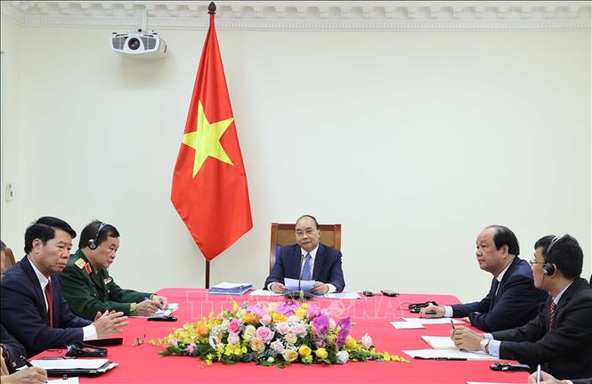 Thủ tướng Nguyễn Xuân Phúc hội đàm trực tuyến với Thủ tướng Campuchia Samdech Techo Hun Sen. Ảnh: Thống Nhất/TTXVN