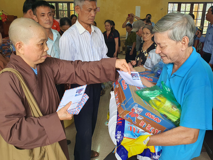 Đoàn trao quà cho người dân ở xã Trường Xuân.