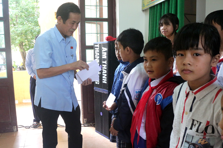 Trưởng đoàn ĐBQH Trần Công Thuật trao quà cho học sinh nghèo huyện Quảng Ninh.