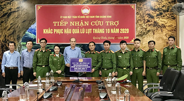 Thiếu tướng Nguyễn Văn Minh, Phó Cục trưởng Cục C10 trao số tiền hỗ trợ 200 triệu đồng cho tỉnh Quảng Bình
