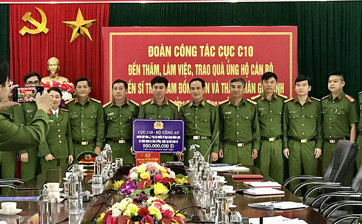 Đoàn công tác trao số tiền hỗ trợ 950 triệu đồng cho Trại giam Đồng Sơn