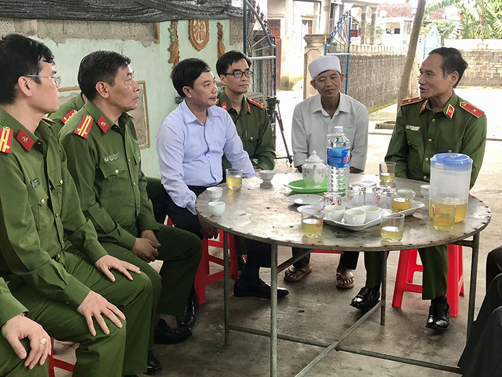 Thiếu tướng Nguyễn Văn Minh thăm hỏi thân nhân gia đình liệt sỹ Trương Văn Thắng